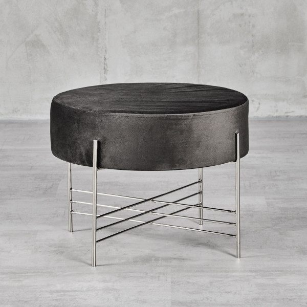 Pouf Darita mit Bezug aus Samt in Night Grey Rahmen aus silberfarben galvanisiertem Stahl rundes Sitzhocker-Design Durchmesser 52,5 cm Höhe 39 cm